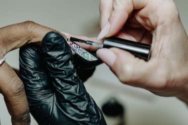 Unghie gel effetto leopardo-interno realizzate con tecnica di onicotecnica realizzato da Silvia Vaccarin presso il nostro studio Opal Tattoo a Udine